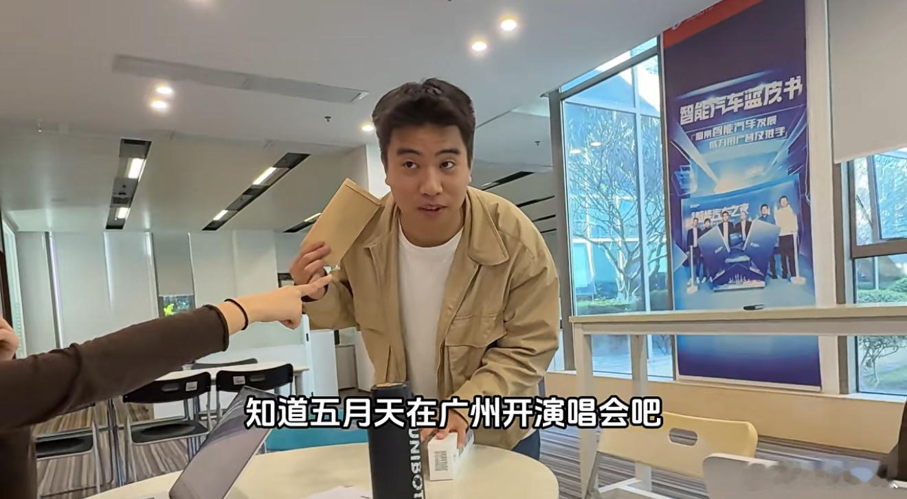 N6沙发开箱系列接近尾声，今天出了一条炸裂的视频！一群媒体小编将沙发搬到了五月天