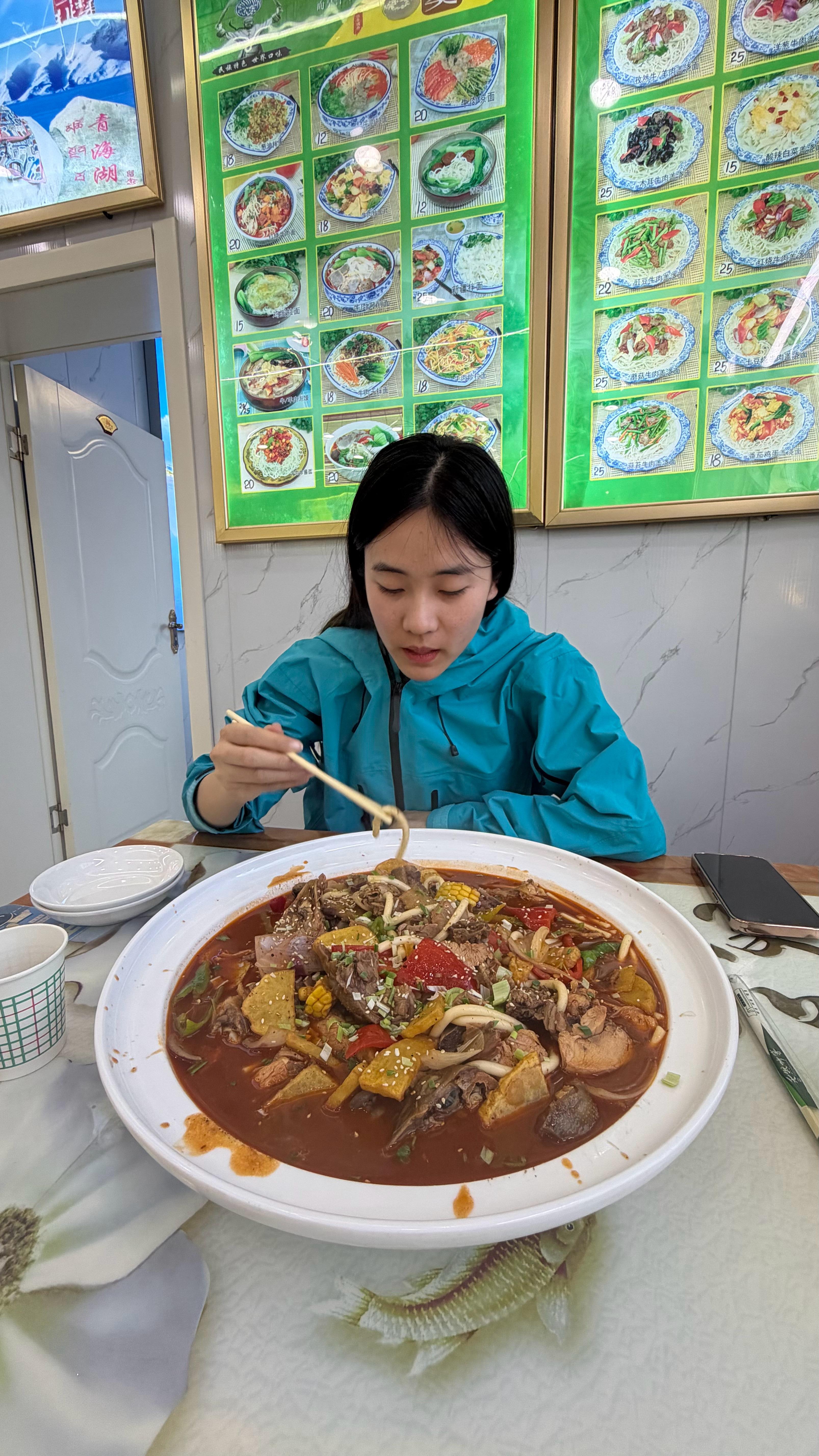 说出来你们都不信，我们26个小时没吃饭，我俩都不觉得饿，也没吃零食点了一份大盘鸡