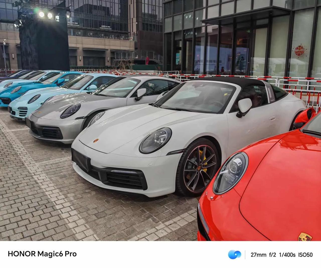 耀子可真会整活啊，作为数字系列的第一款保时捷设计合作产品，荣耀把排面直接拉满。据