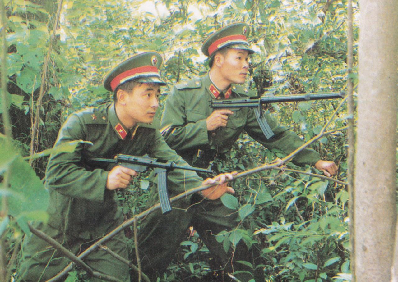 谁认识这两把冲锋枪是什么型号？64式，还是85式？这两名战士的着装，让我有种回到