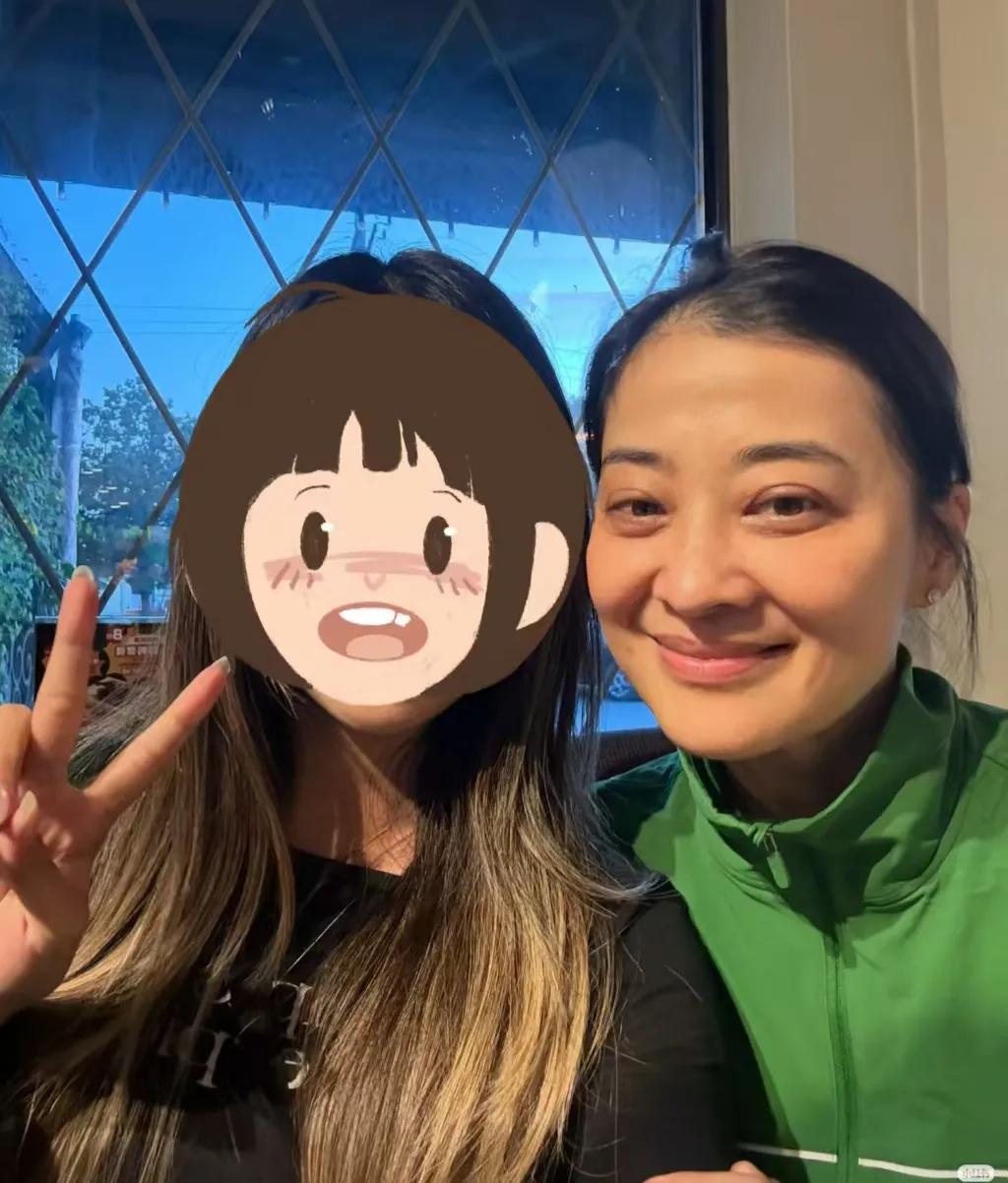 51岁梅婷在加拿大列治文一间饭店被偶遇，她丝毫没有明星架子，与粉丝脸贴脸合影，笑