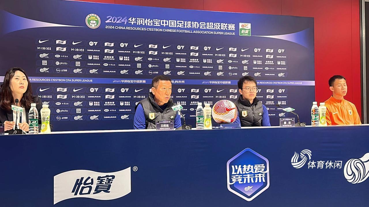 谈及近期球队的风波，与海港赛前新闻发布会上，泰山队主教练崔康熙表示，“作为教练无