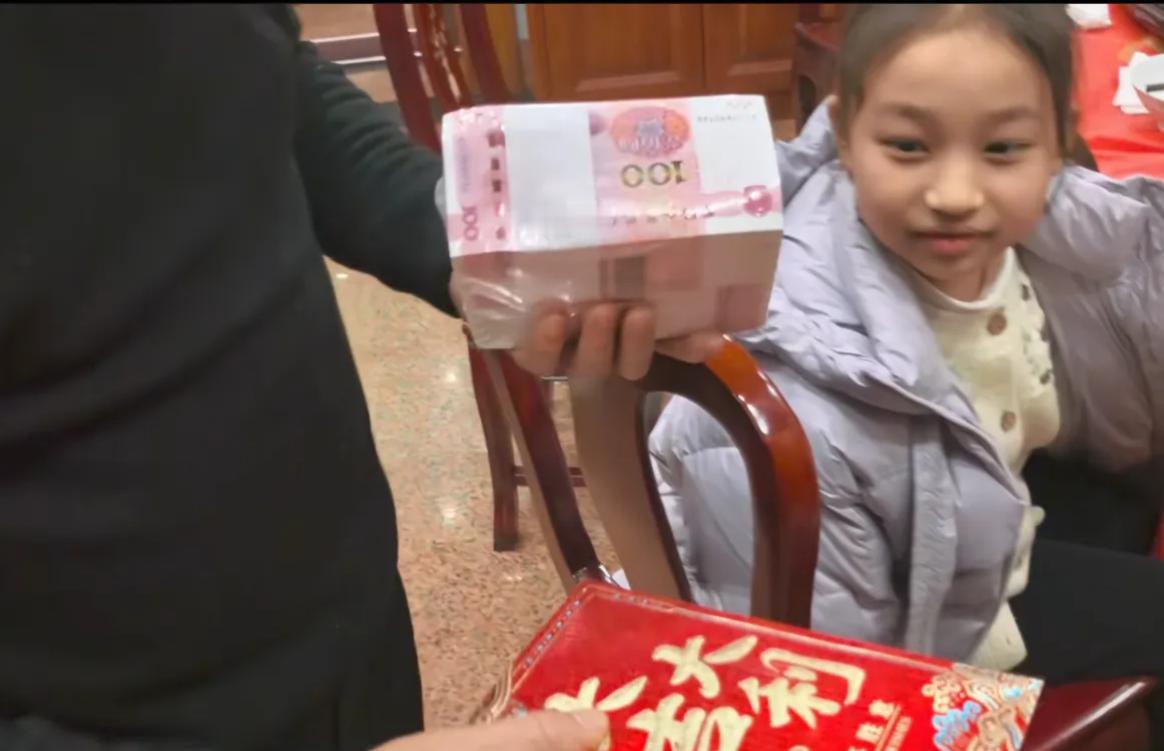浙江一位老父亲给小辈发压岁钱，网友看完坐不住了。
给媳妇10万，给女儿10万，给