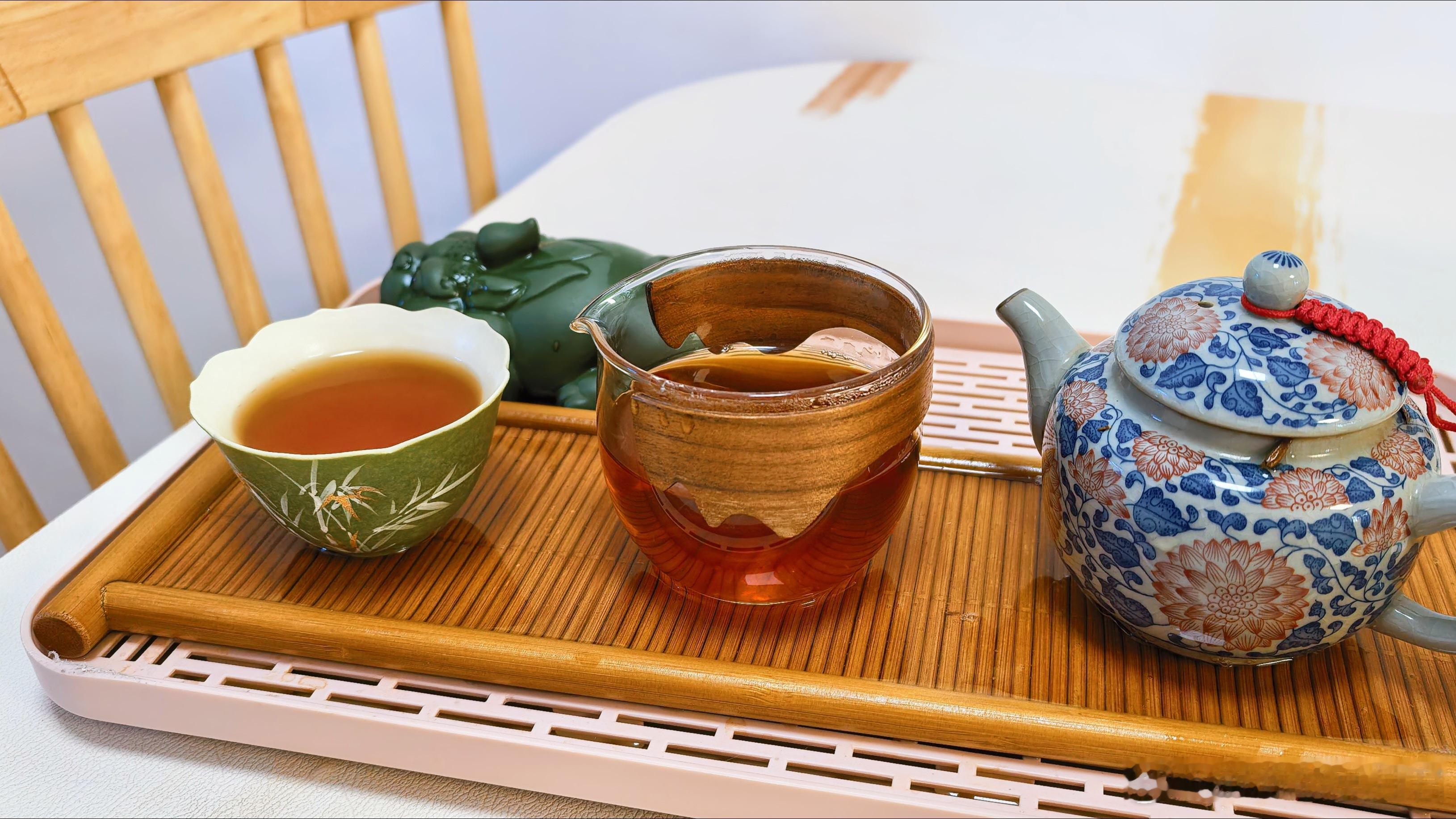 外面太热，就宅家里喝喝茶🍵 话说，这茶叶还是初姐薅了她妹妹的，极品金骏眉，妈耶
