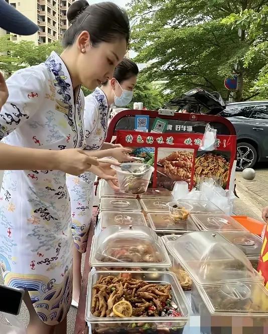网友:
原来空姐也会吃地摊！！！[捂脸]