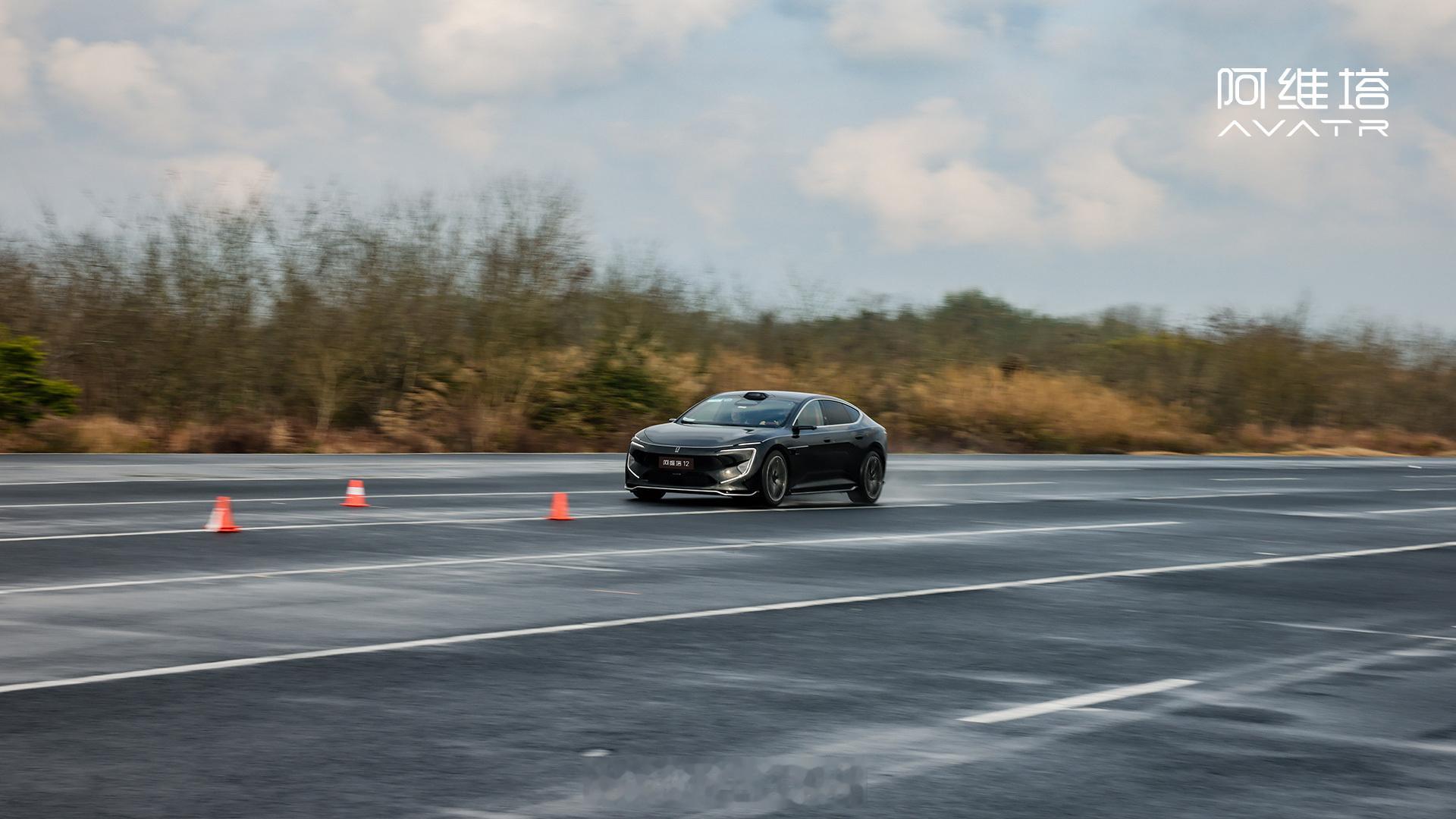 新款阿维塔12实车图，激光雷达改为顶置激光雷达从前包围中央改为车顶上方取消隐藏式