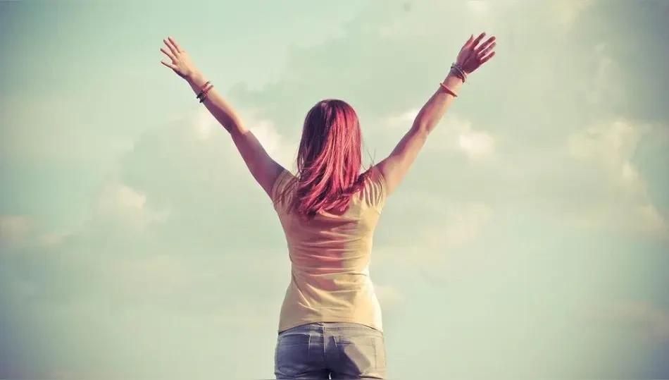 今天早上二姨起床刚洗漱濑完毕，家里来电话了，姨匆匆接完电话挂断了，我也没问啥事。