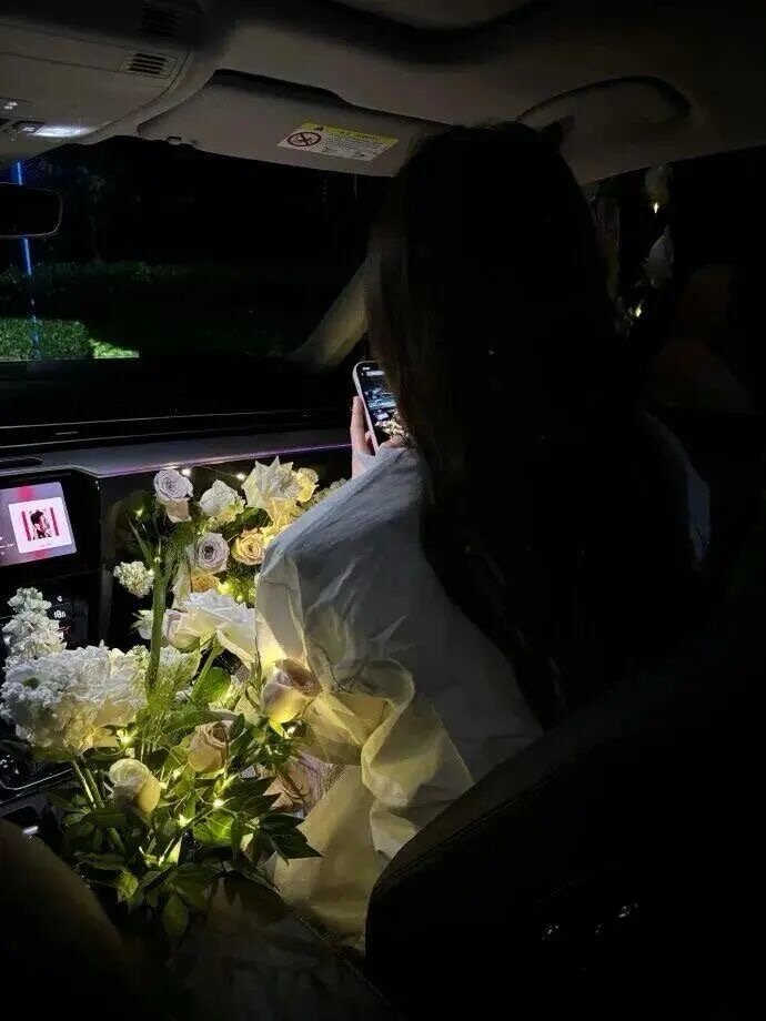 爱的时候一句一句的哄，不爱的时候一刀一刀戳，先动心的先不爱，后动心的难释怀，在好