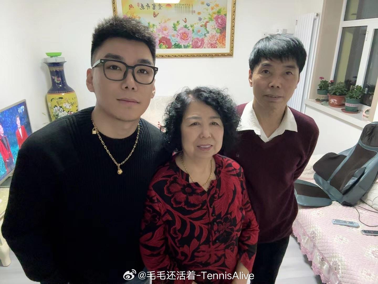 昨天是父亲节，应该是史上最低调的节日。在朋友圈纷纷秀出和妈妈合影的时候，父亲节的