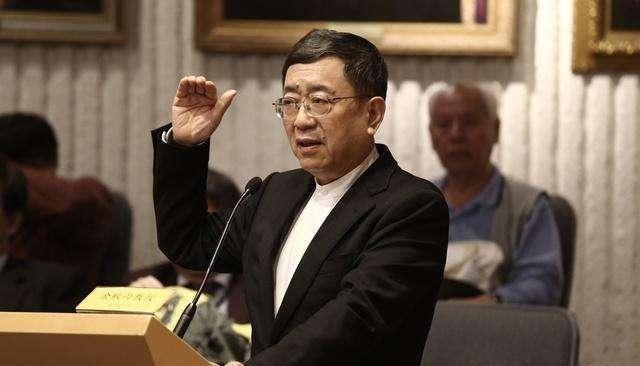 余秋雨散文备受赞誉但本人争议不断，文化圈为何对他态度复杂？背后原因值得深究！
1