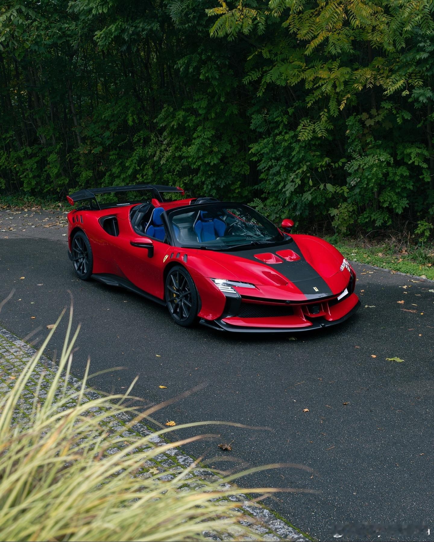 外观配色为Rosso 70 Anni，外观方面选择了特别提供于SF90 XX上的