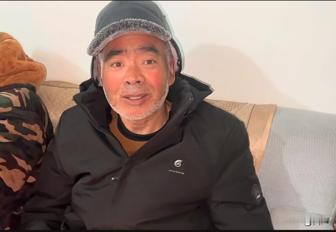 爱笑老四叔脑梗后，偷抽烟，偷喝酒
被00后独生女逮到
女儿痛哭指责老四叔，说以后