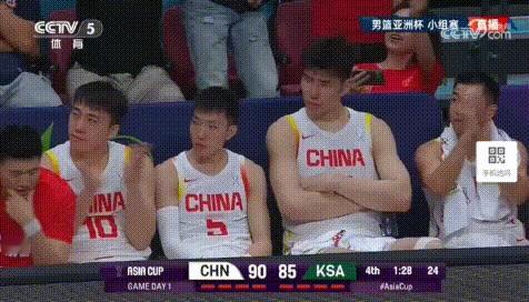好险——最后时刻篮板被爆，咋不上王俊杰？
最后4分半领先15分啊！上什么3后卫？