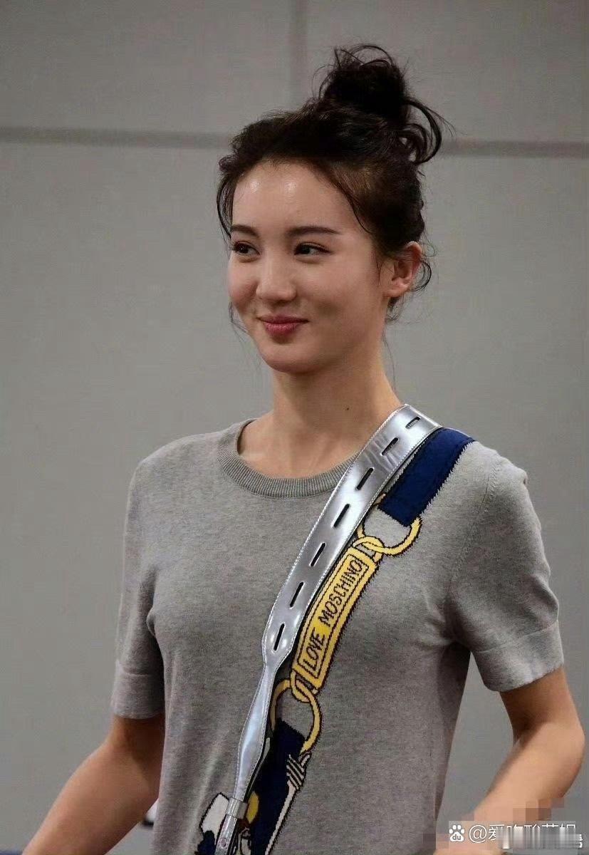 以前的金晨，原来是个甜妹子！即便瘦，脸蛋却比现在圆润点儿，还挺可爱的！ 