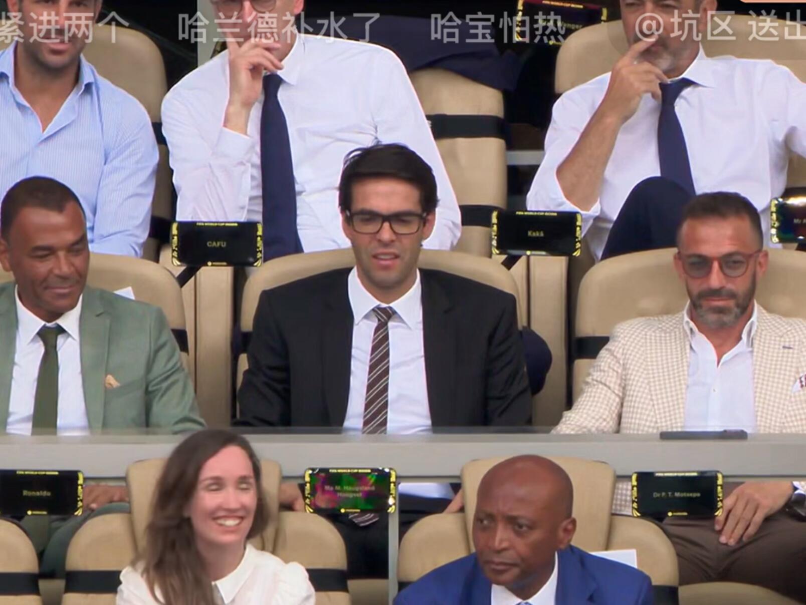 卡卡观战挪威英格兰啊啊啊啊啊啊突然帅我一大跳！！ 卡卡！！这次不是私人行程了耶，