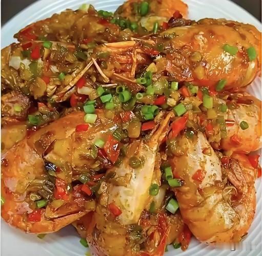 只因在家宴上吃了两只罗氏虾，又被痛风缠上了，这一痛就是两天，打破了以前发作只痛一