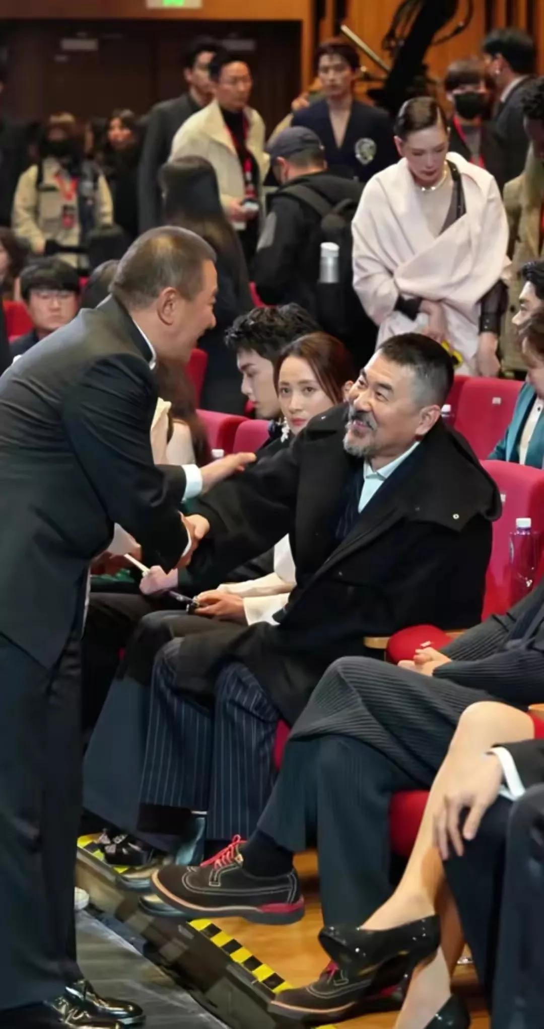 蒋勤勤看丁勇岱的眼神，目光灼灼，似乎是在想，为啥自己老公不如人家有礼貌呢？当然，