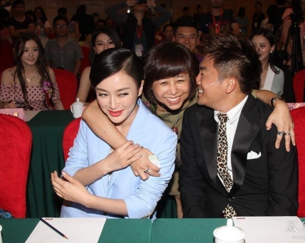 看秦岚和苏有朋坐在观众席，和友人私下开心互动，三个人都笑得合不拢嘴。单看这张同框