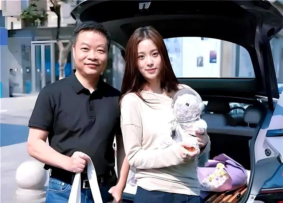 欧阳娜娜2000年生的，今年才25岁，其面相跟她年龄差不多相符。

现在人保养真