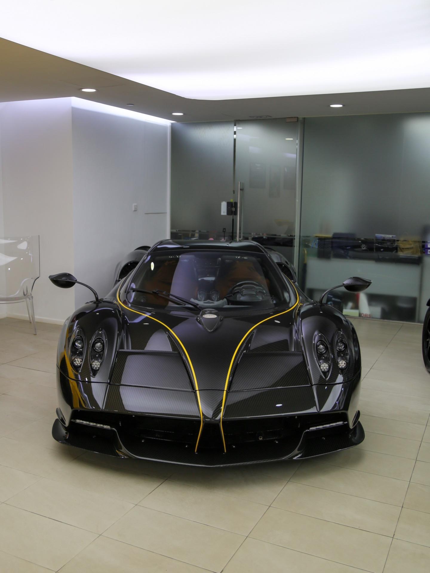 Pagani Huayra Roadster 黑碳搭配金拉花。店员跟我说这台车是车主因得知Zenvo活动而放此展览，并非挂牌出售，同时这台也是我见到的第四台huayra roadster