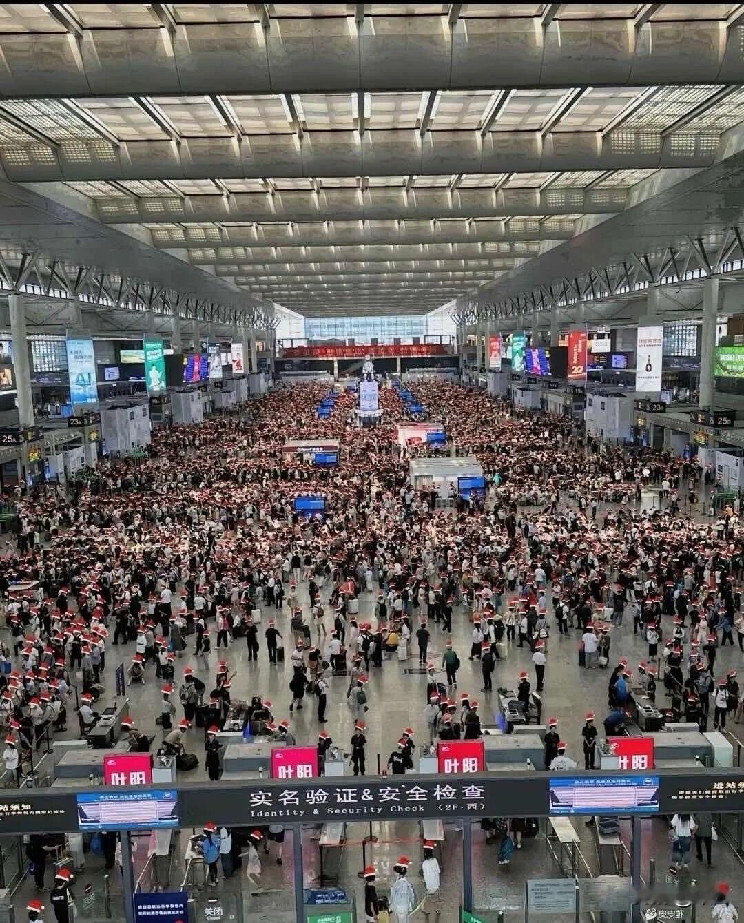 南京南站今夜人真多