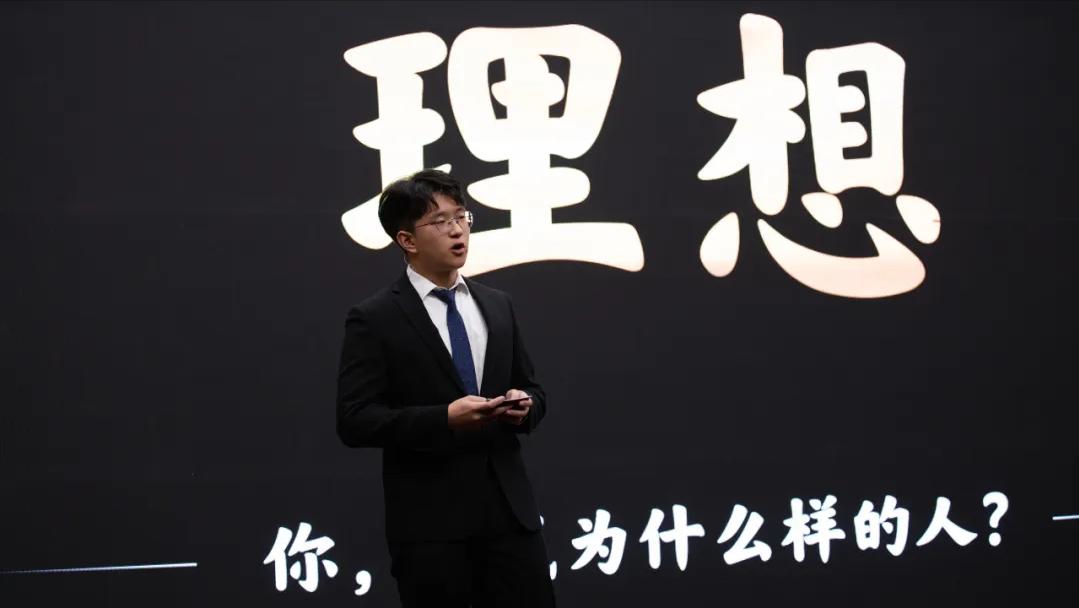《当下社会的真实面貌》

今日之中国物欲汹汹，各种欲望交织，人们各展其能，各谋其