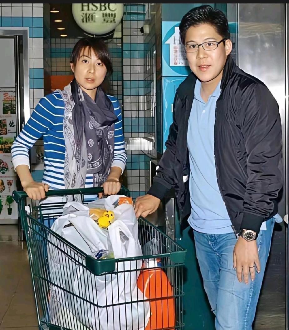 刷到郭晶晶霍启刚结婚那会逛超市的旧照，瞬间被戳中了
 
刷到这张郭晶晶和霍启刚新