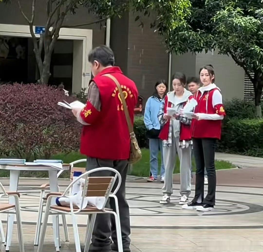 关晓彤这个裤子但凡换个人穿，我都觉得很灾难[笑cry] ​​​
