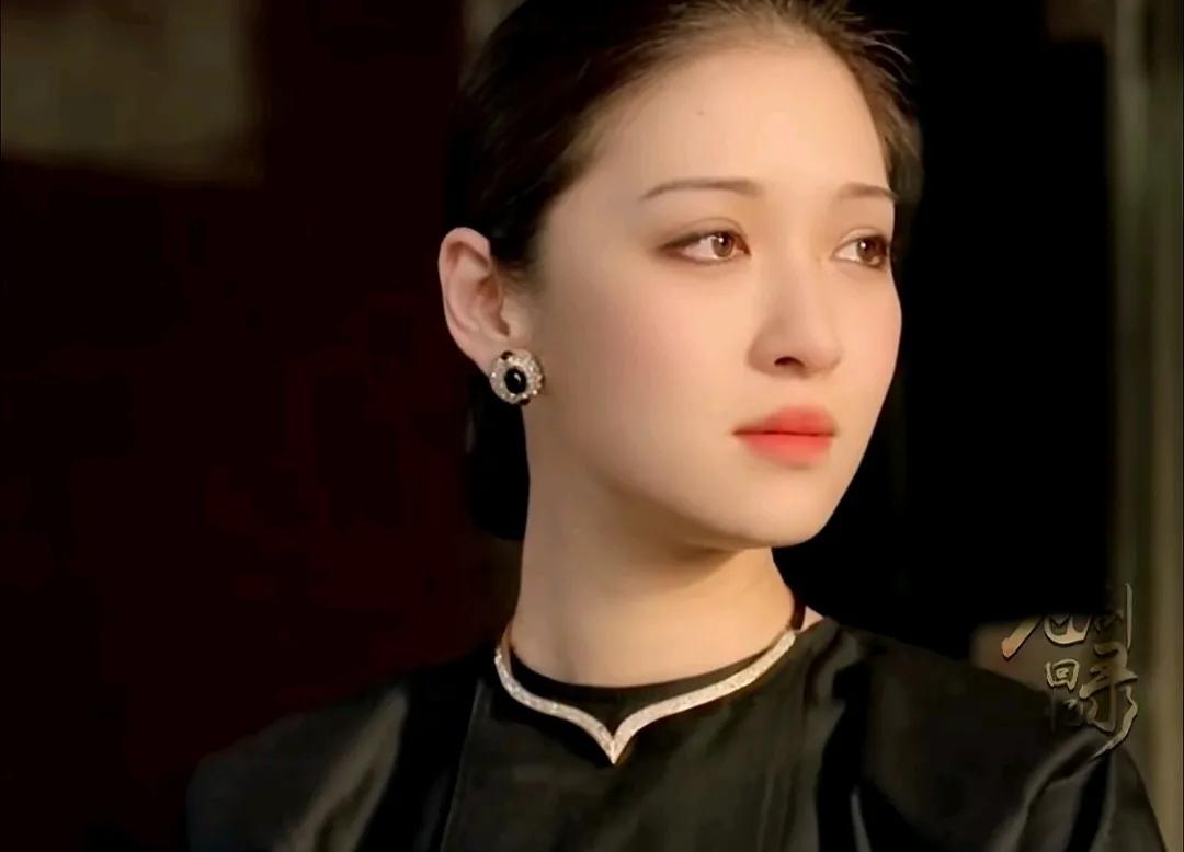 胡茵梦太美了！

50面前的装扮，

放现在仍然高大上

妥妥的大美人

谁能想