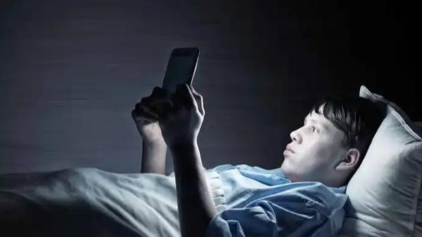 霍晓川副主任医师指出，熬夜和睡眠不足会显著增加猝死的风险，特别是在以下四条“红线