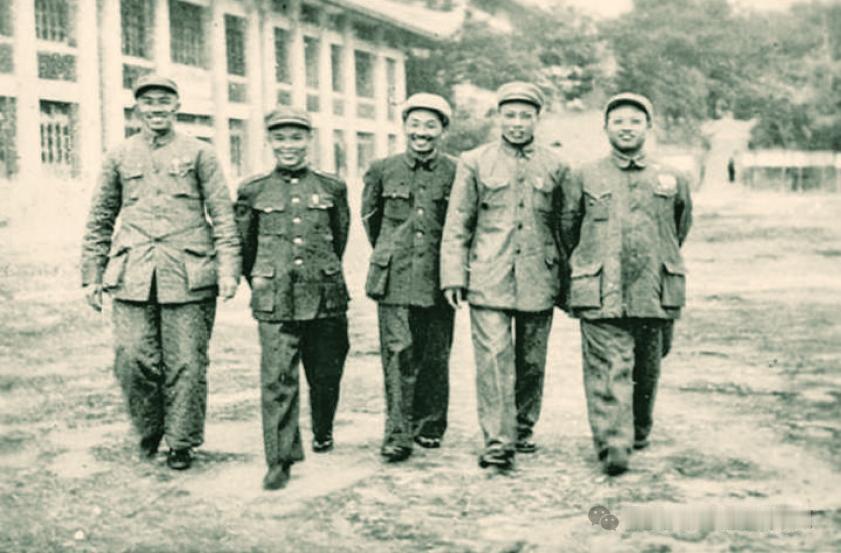 1949年秋，第三野战军第10兵团进军福建。左起：刘培善、韦国清、叶飞、陈铁君、