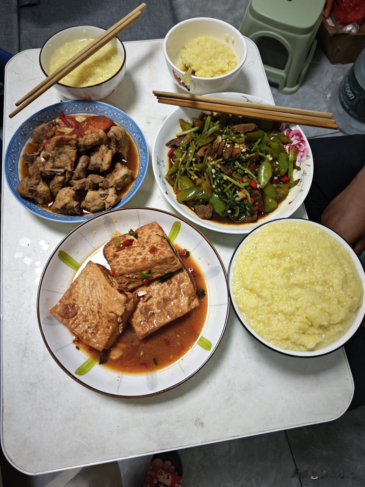 老公给我买了一个小蛋糕花了108块钱，老公说是动物奶油的，所以蛋糕比较贵，如果是