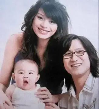 2005年，葛荟婕抓住汪峰说：“我都给你生了一个孩子了，看在孩子的份上，你怎么也