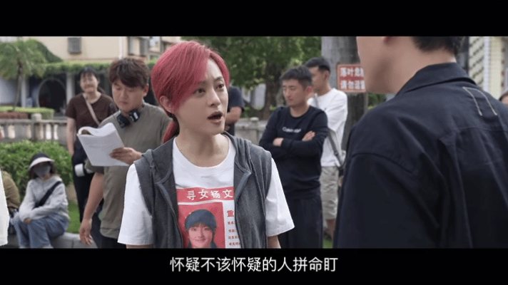 孙俪秦海璐杀青捧花照孙俪秦海璐新剧杀青全新悬疑剧顺利杀青，故事围绕多年悬案展开，