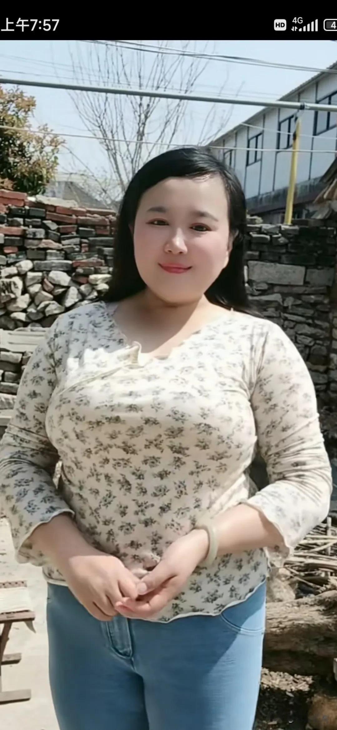 找老婆就要找这款的，胖嘟嘟的、肉肉的好看，也许符合大多数男人的口味。也许百人难中