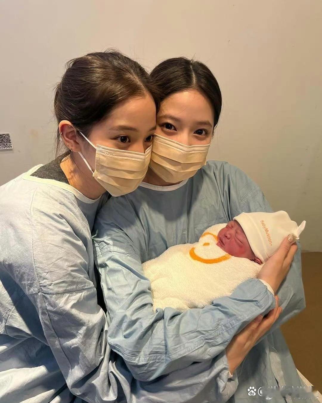 欧阳妮妮儿子正面照流出，双眼皮超深超明显，瞧这模样肯定是个小帅哥呀 