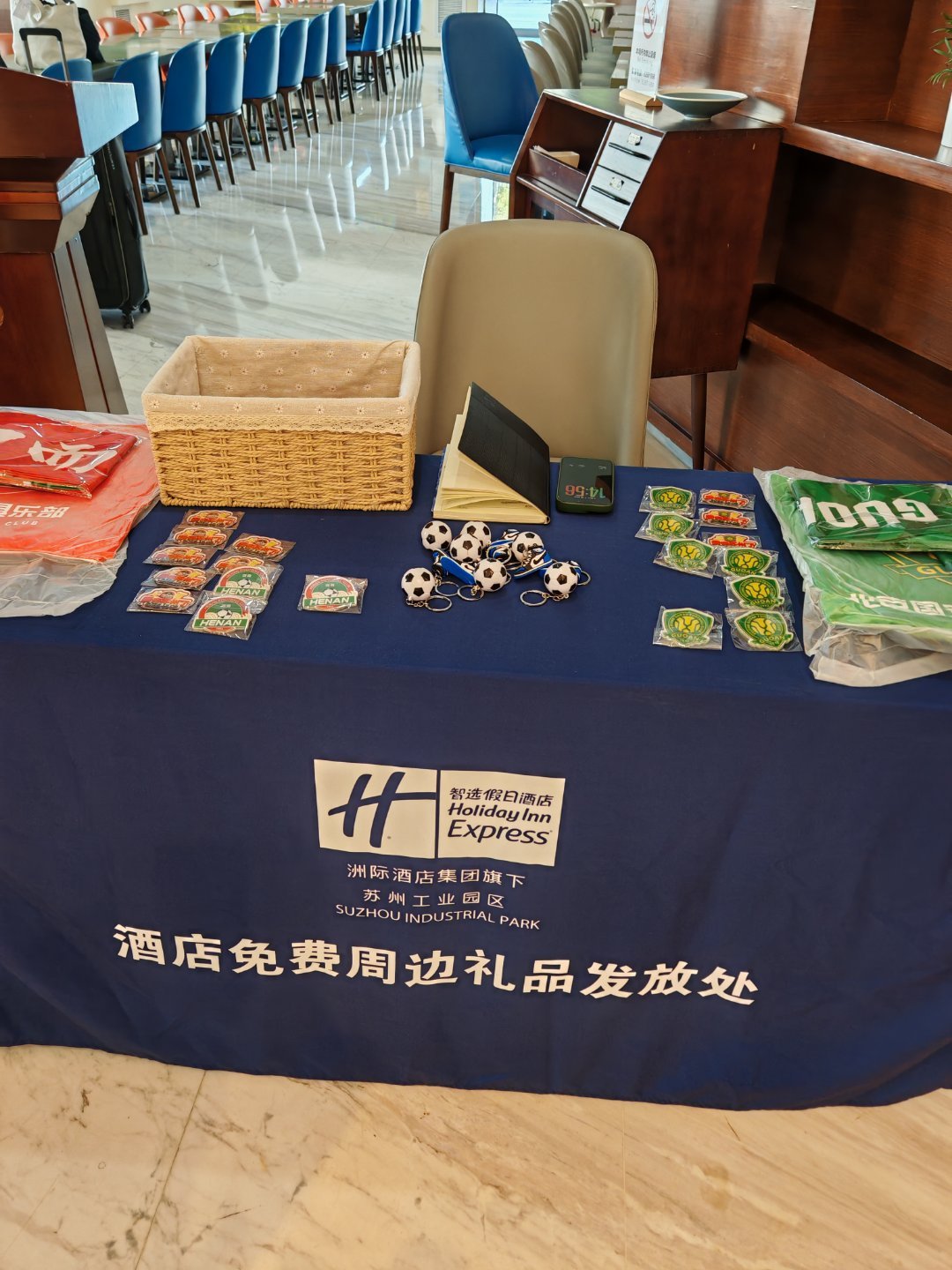 奥体智选假日酒店大堂互动抽奖小活动，支持一下大河南。。。 