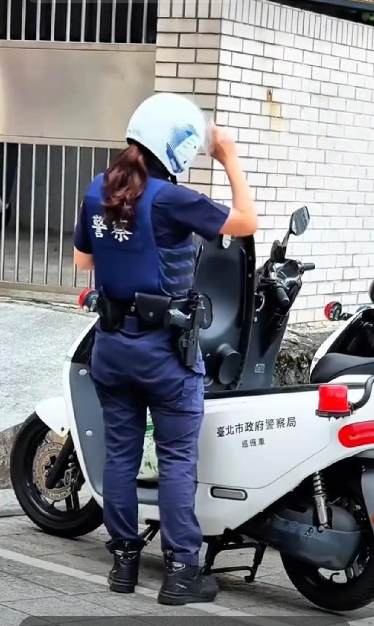 这是我国台湾省一女警察来单位上班时的图片。
        这是她到达单位后，把