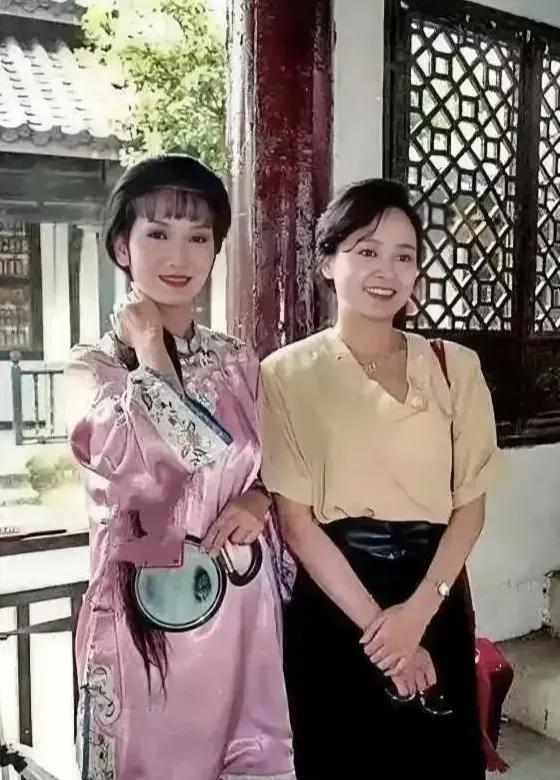 张瑜和赵雅芝同框，感觉张瑜比赵雅芝更自然，更有气质！#娱乐# #明星#