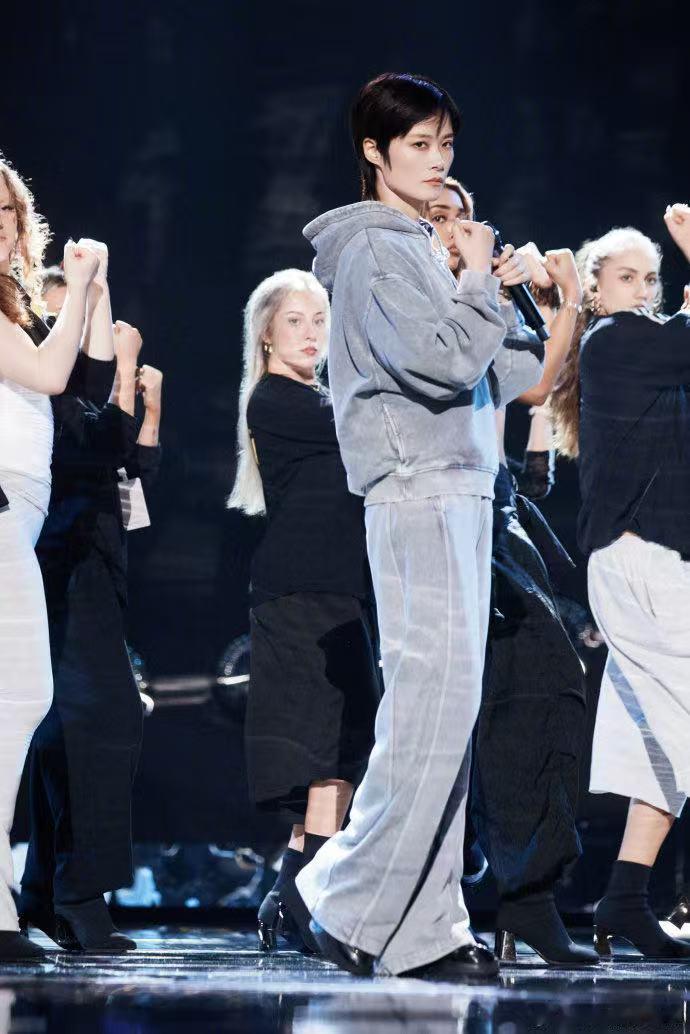 李宇春跨年再唱无价之姐期待春春的三首歌《无价之姐》《皇后与梦想》《冬泳》，彩排图