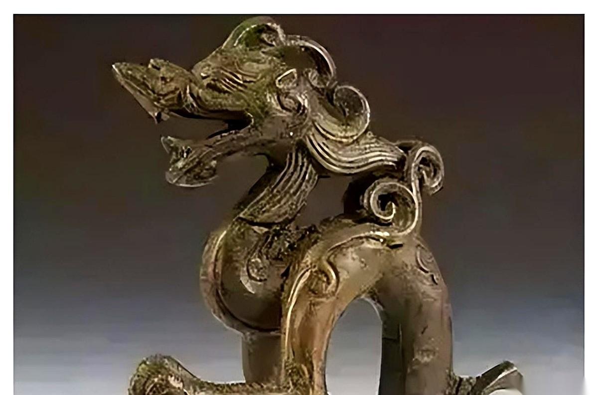 半夜，两口子正睡着，突然一阵“呜呜”的怪声，跟鬼吹哨似的。
媳妇吓得一头扎进老农