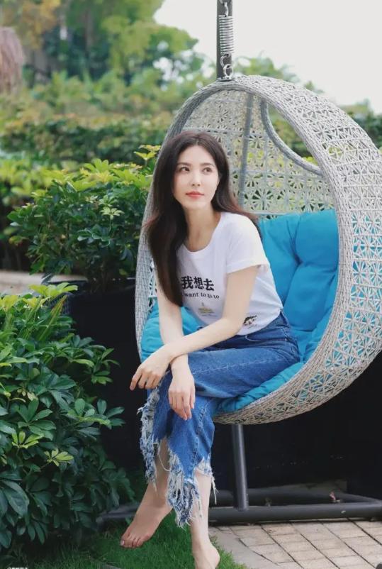 她是两百年难遇的美人，靠美貌“征服”无数男人，如今49岁了，孑然一身，孤孤单单，