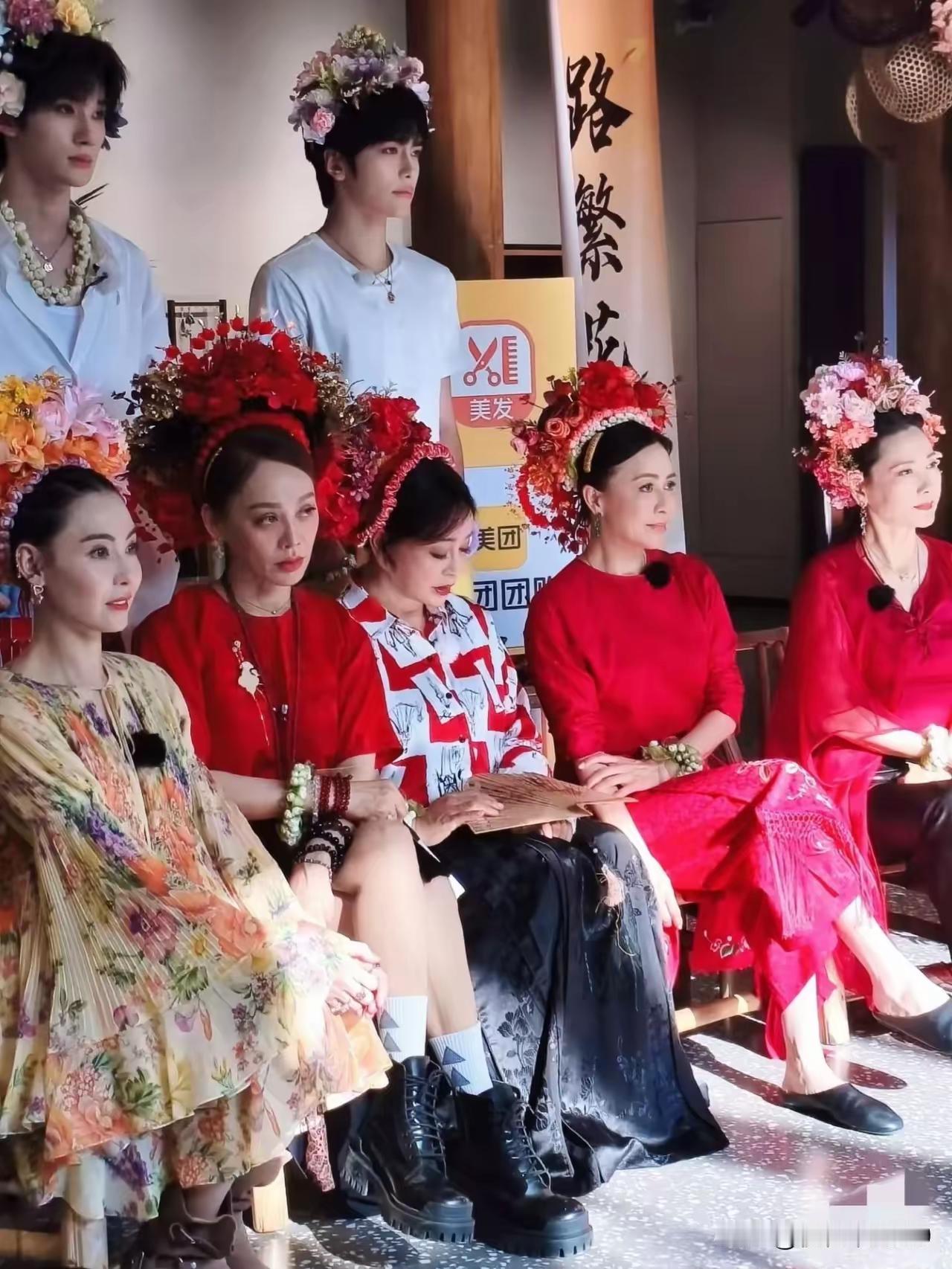 《一路繁花2》剧组照，乍一看，竟觉刘嘉玲最为出众，也最美。
刘嘉玲的气质与气场，