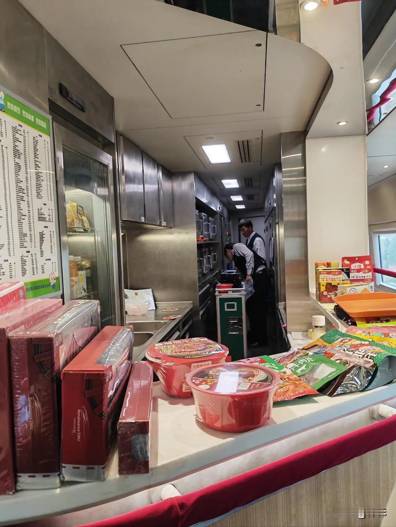 乘务员太冷血了吧？
高铁上宝妈让乘务员帮忙热一下从家里带来的饭菜，被乘务员无情地