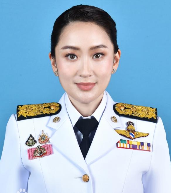 泰国的王室是一个很可怕的存在，他信家族多年来与王室斗来斗去，最终不得不让自己家的