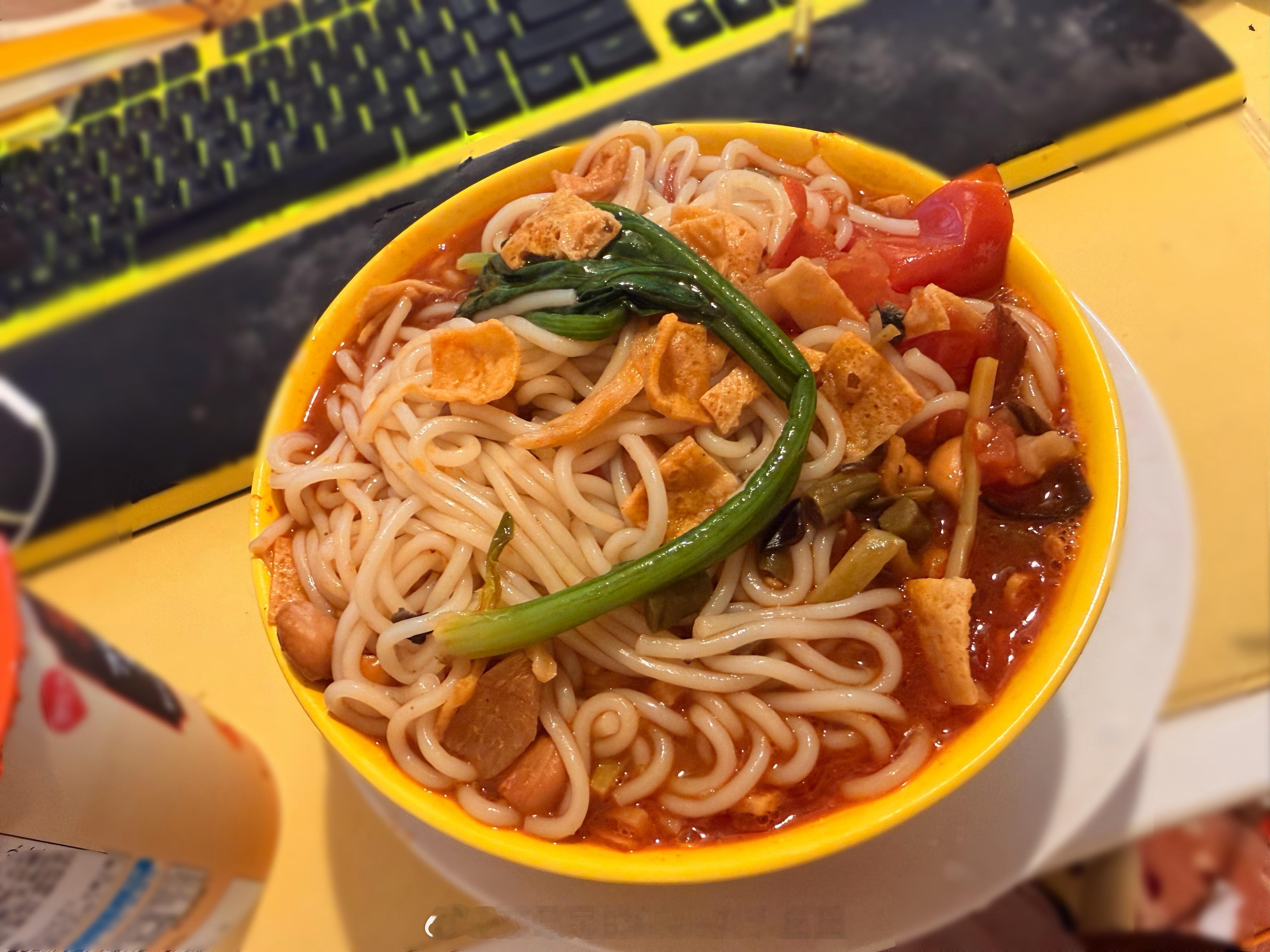 小丘丘今天吃了啥 换了一下xhs上螺蛳粉的教程！先煎鸡蛋炒番茄🍅+加料炒一炒+