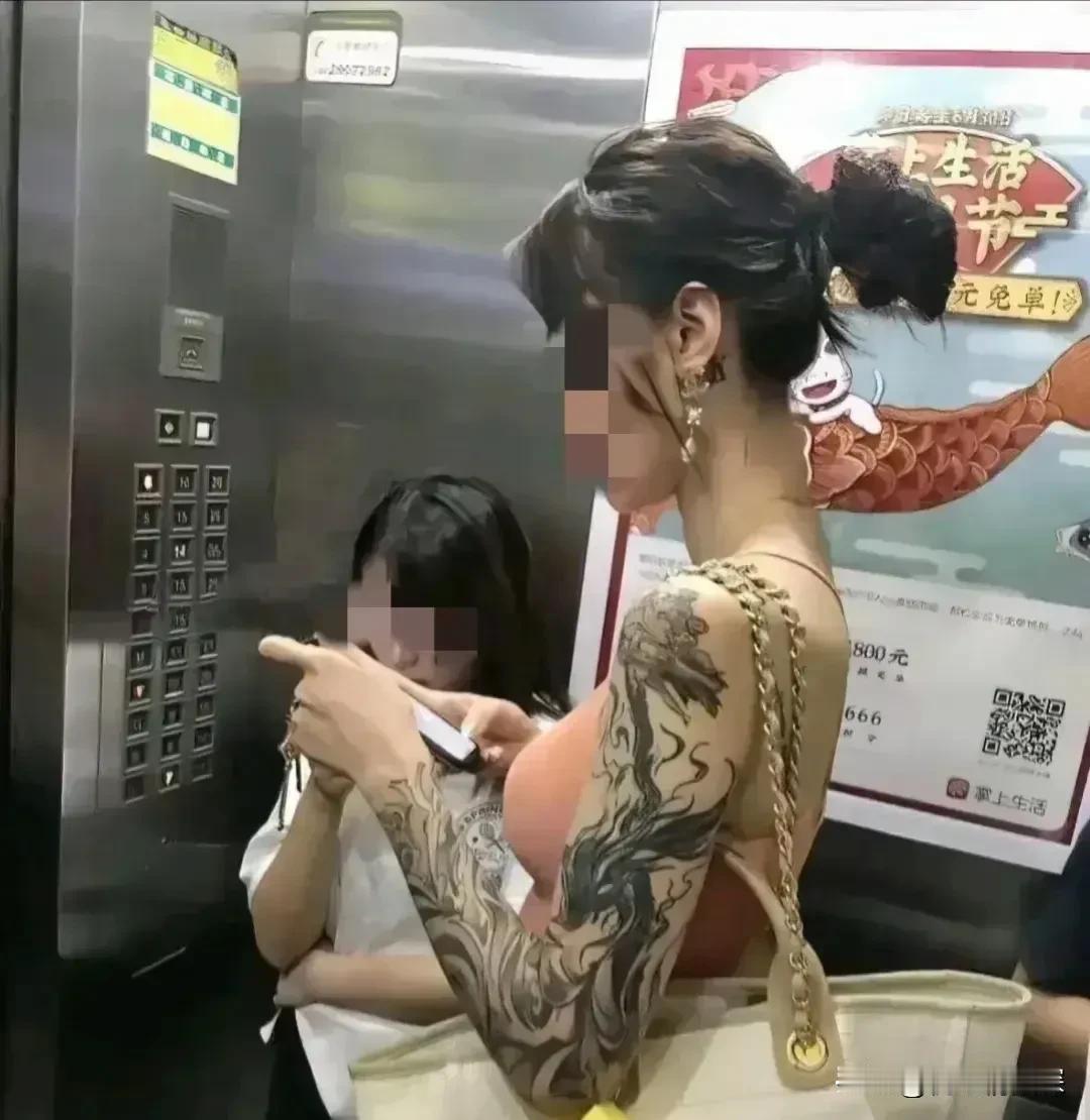 多漂亮的女孩子啊，为什么好好的身体给她纹成这样？是觉得很酷还是觉得很时髦？反正我