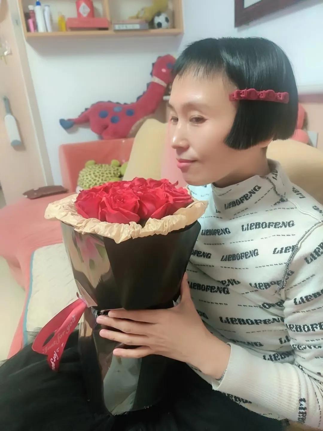 中年人也要过生日
阿兰生日快乐
过不过生日自己说了算
祝阿兰快乐 不止生日
管他