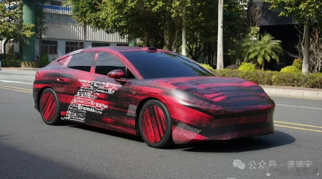 方程豹镁系轿跑曝光。跟钛和豹的方盒子系列形成鲜明对比，镁主打运动，整体造型低趴，