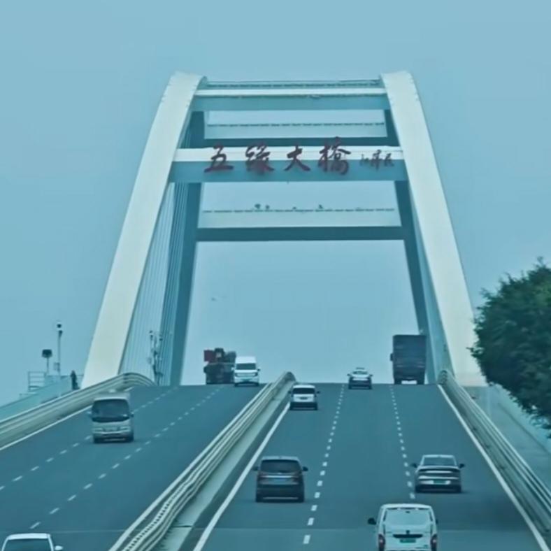 时间虽静默无言，却早已阅尽世间荣枯；岁月虽悄然无息，却已然道尽人生悲欢。 
世人